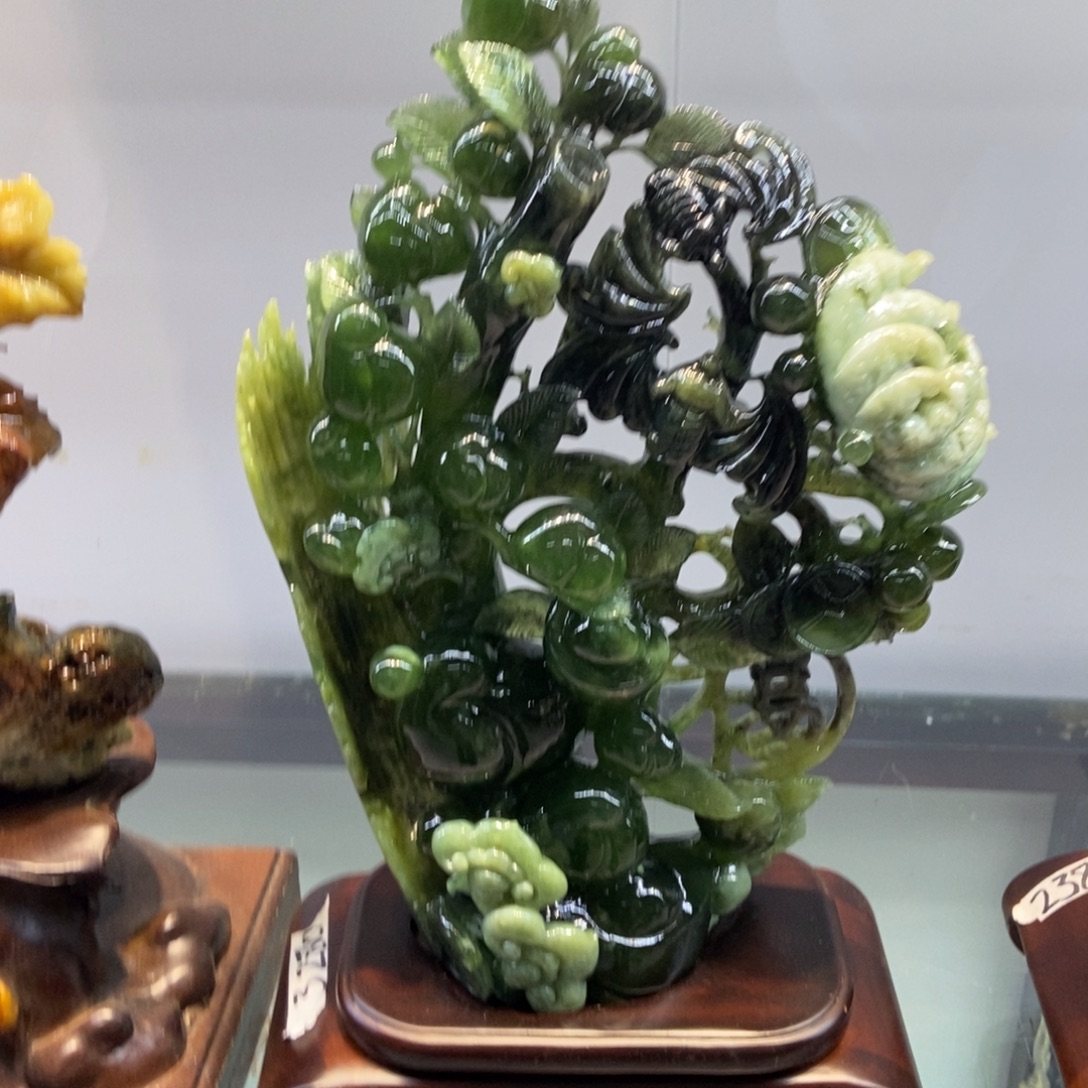 蛇纹石玉（覆膜）未镶嵌珠宝奇石