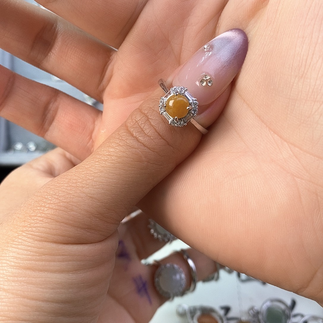 淡***彩翡翠未镶嵌戒指缅甸