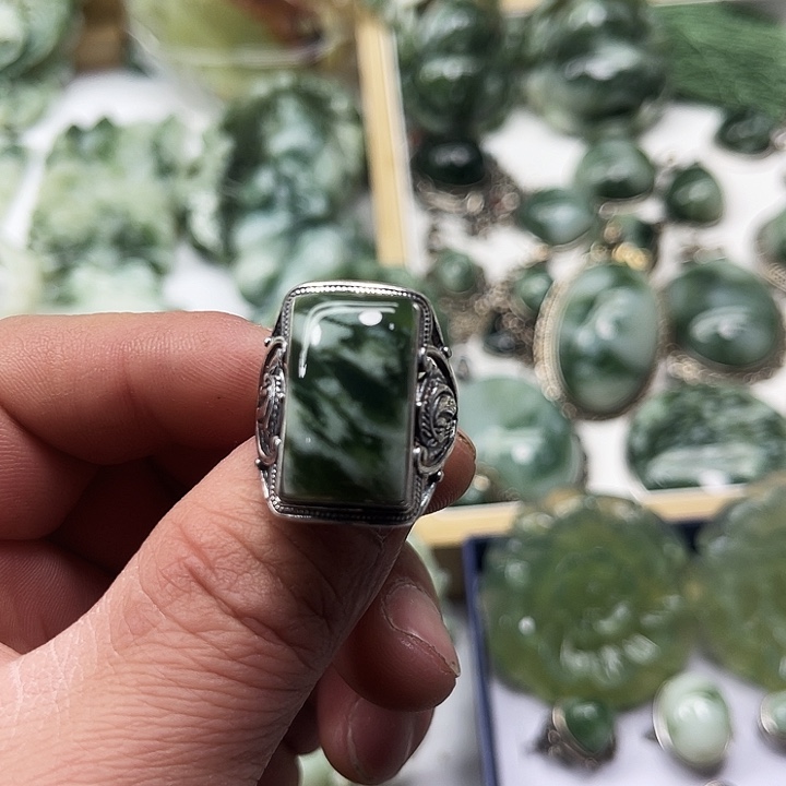 慕***少透闪石-蛇纹石玉未镶嵌颈饰