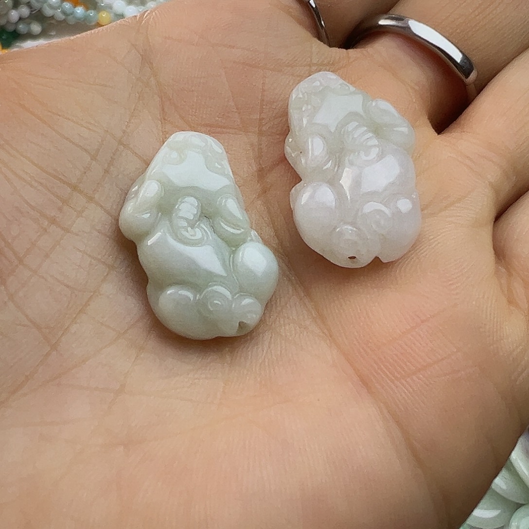 翡翠未镶嵌颈饰富贵