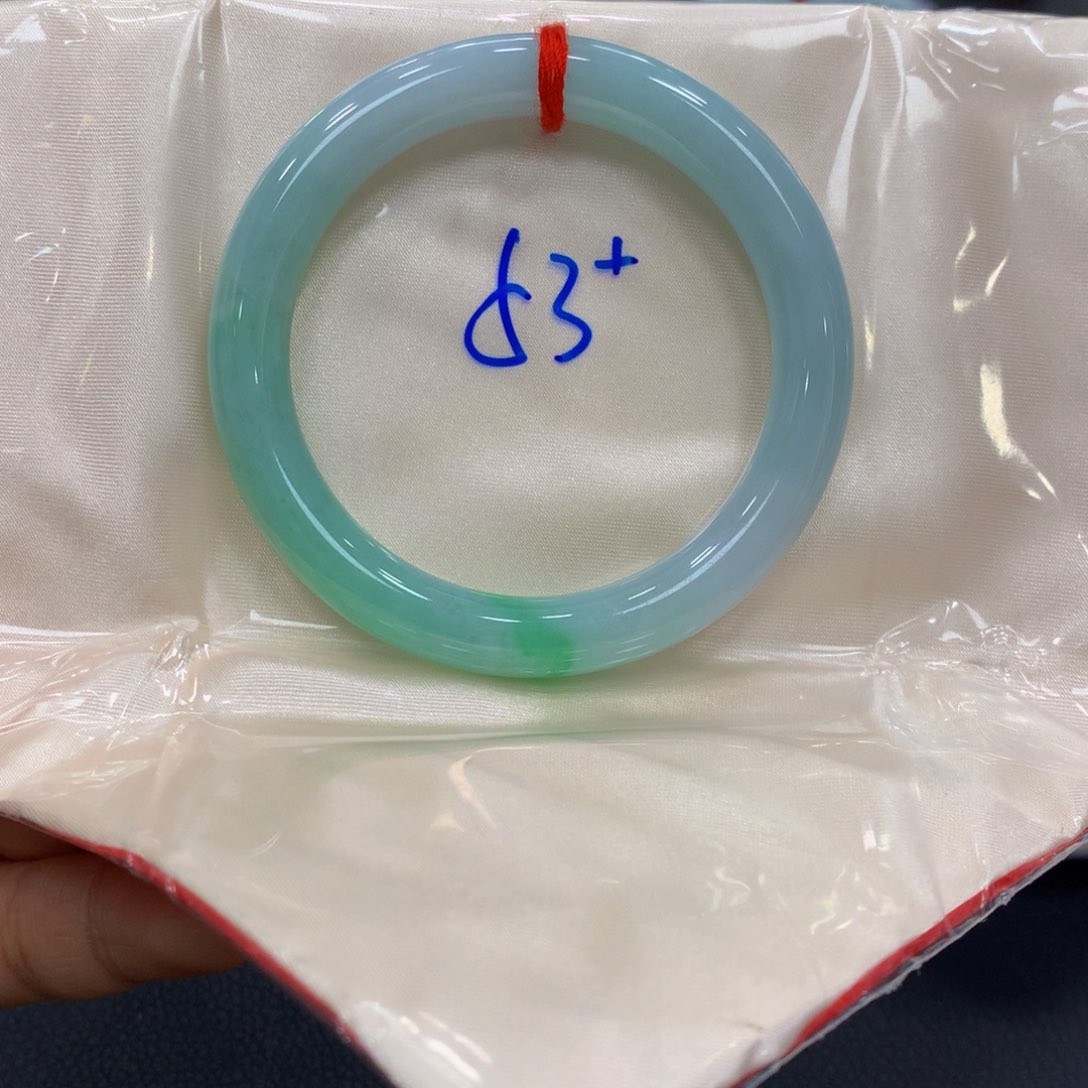 翡翠手镯未镶嵌翡翠