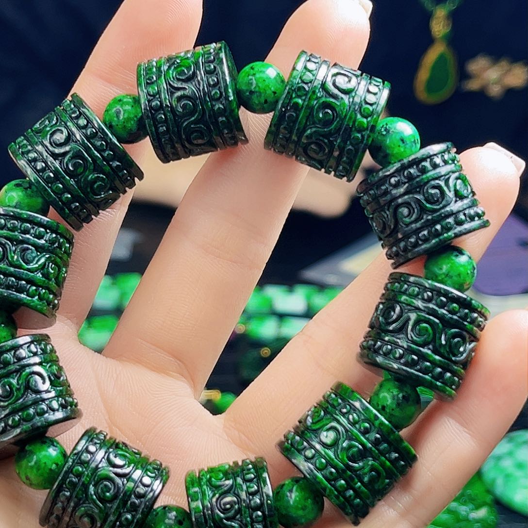 颈饰未镶嵌翡翠多样性