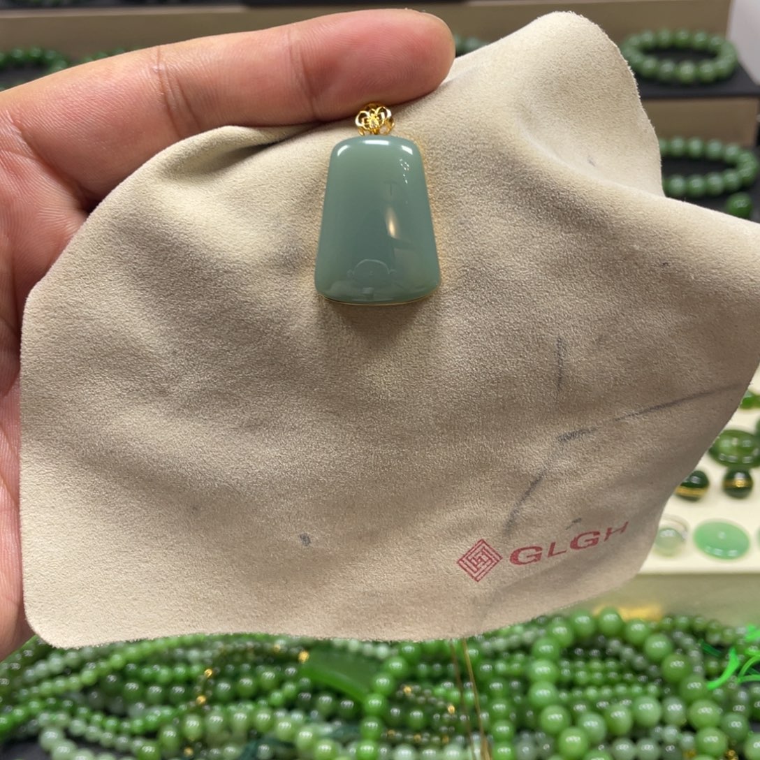 c***У和田玉18K金镶嵌颈饰