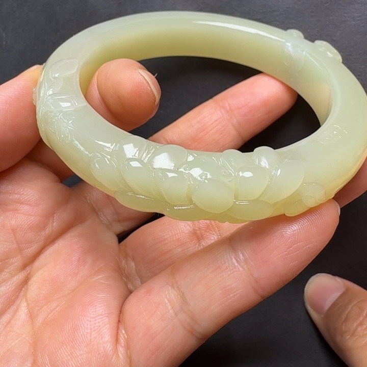 和田玉未镶嵌手镯