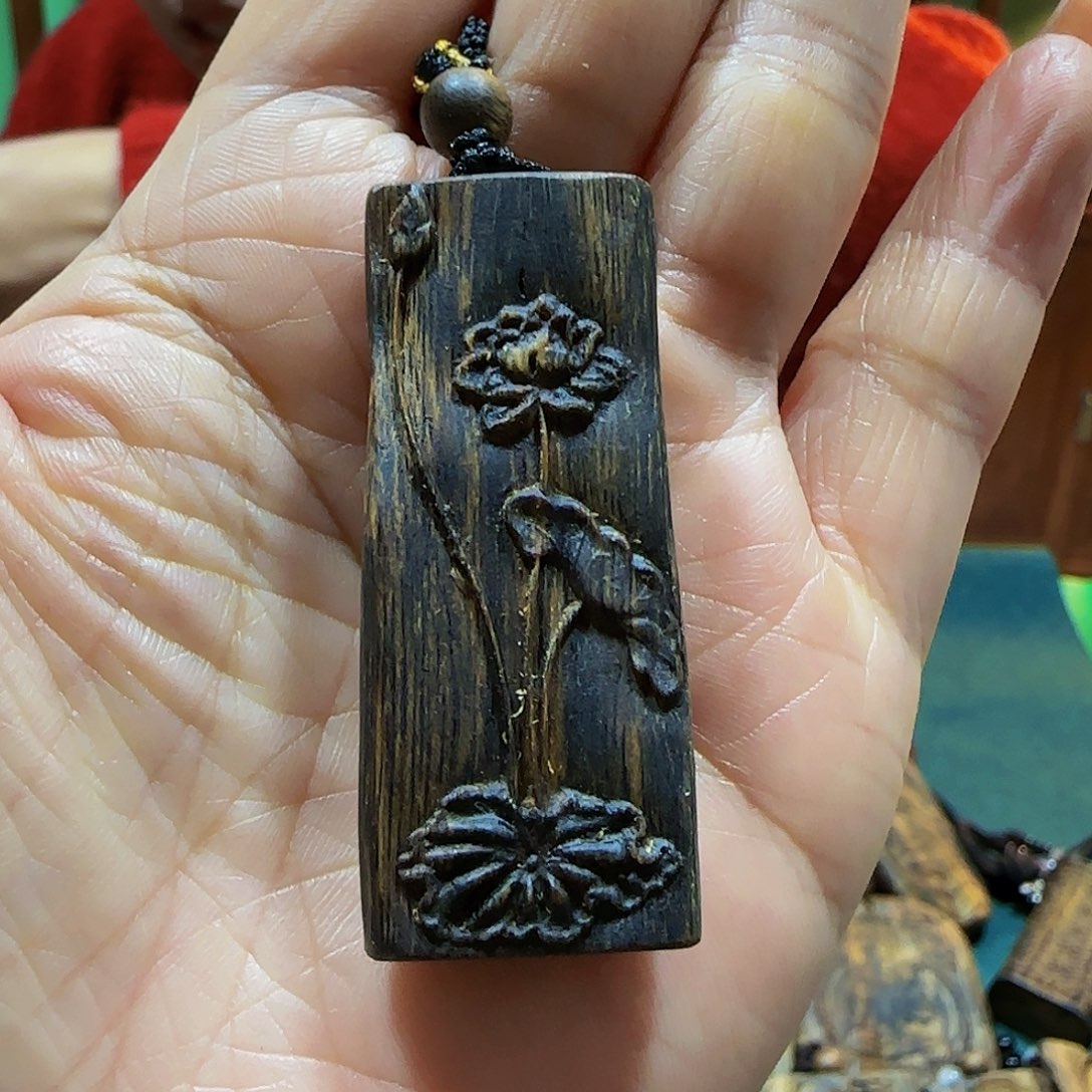 沉香吊坠海南绿奇张勺子老料雕刻荷花带绳7克