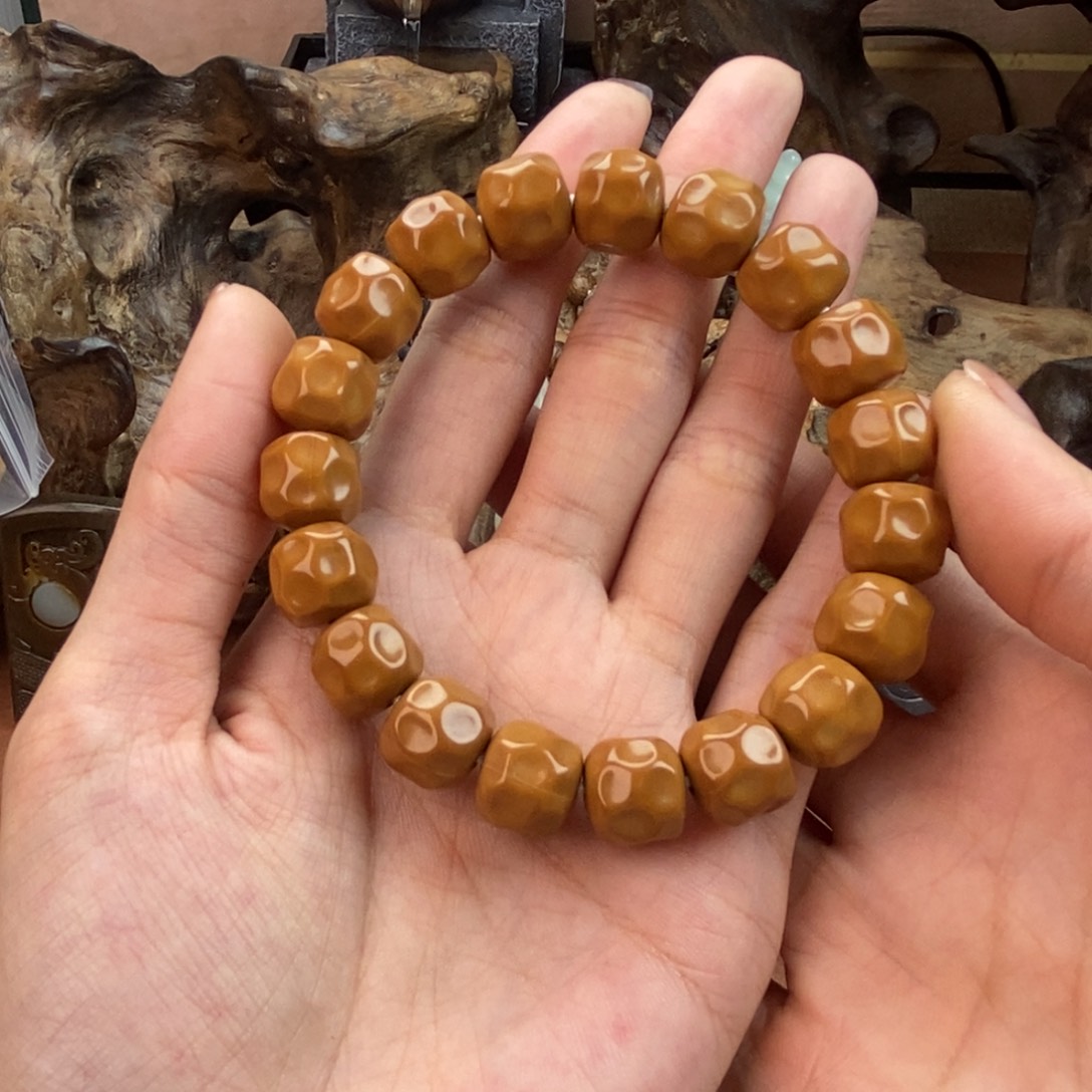 闲***7和田玉未镶嵌颈饰