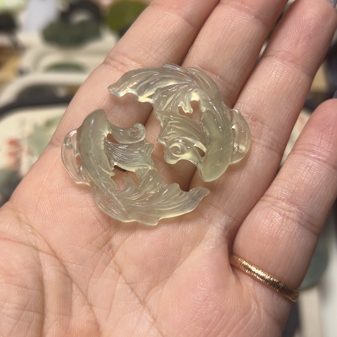 蛇纹石玉颈饰合金