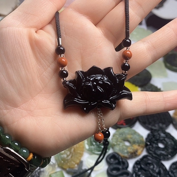 蛇纹石玉颈饰合金