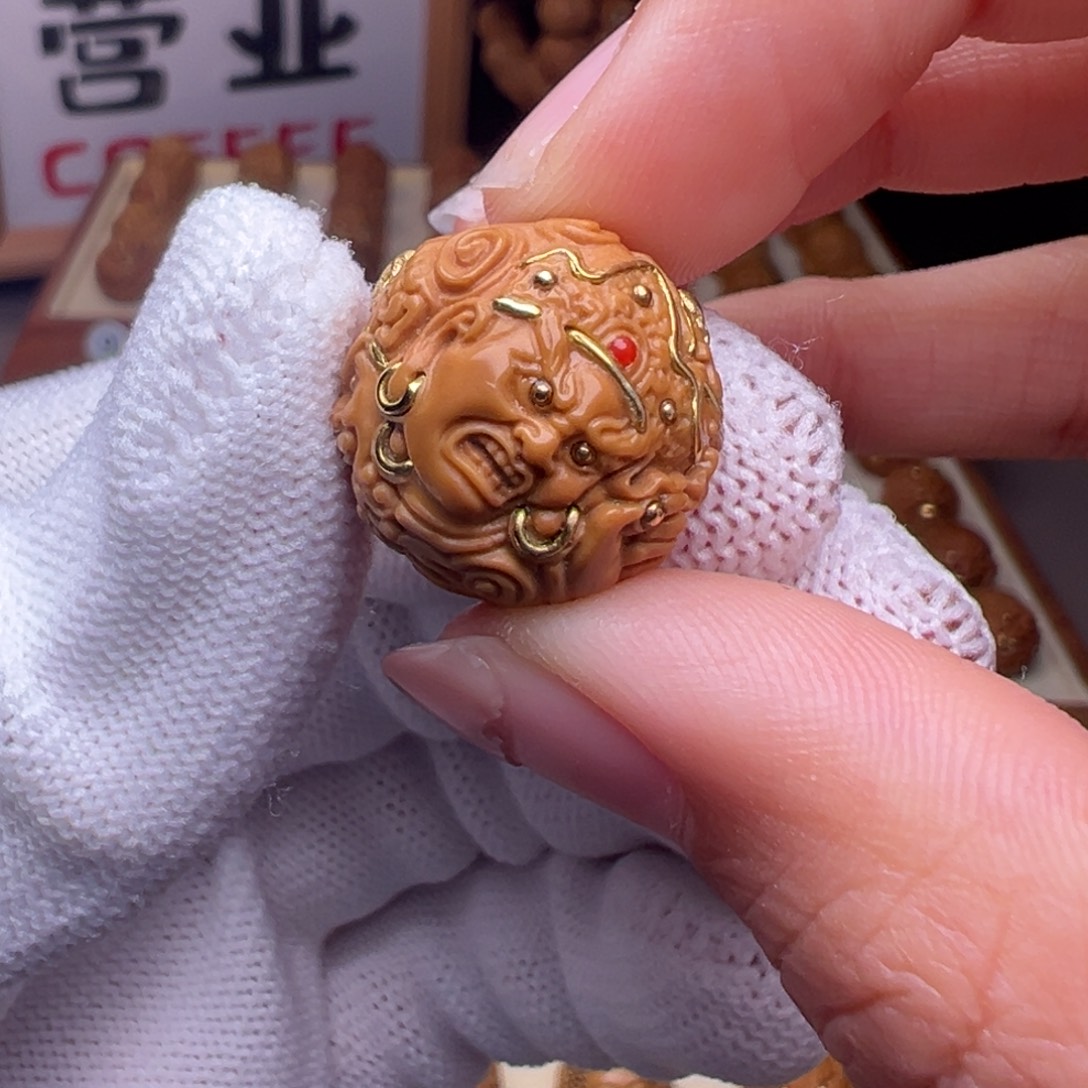 猴头核桃把件镶嵌款四大天王全品有正常封口线