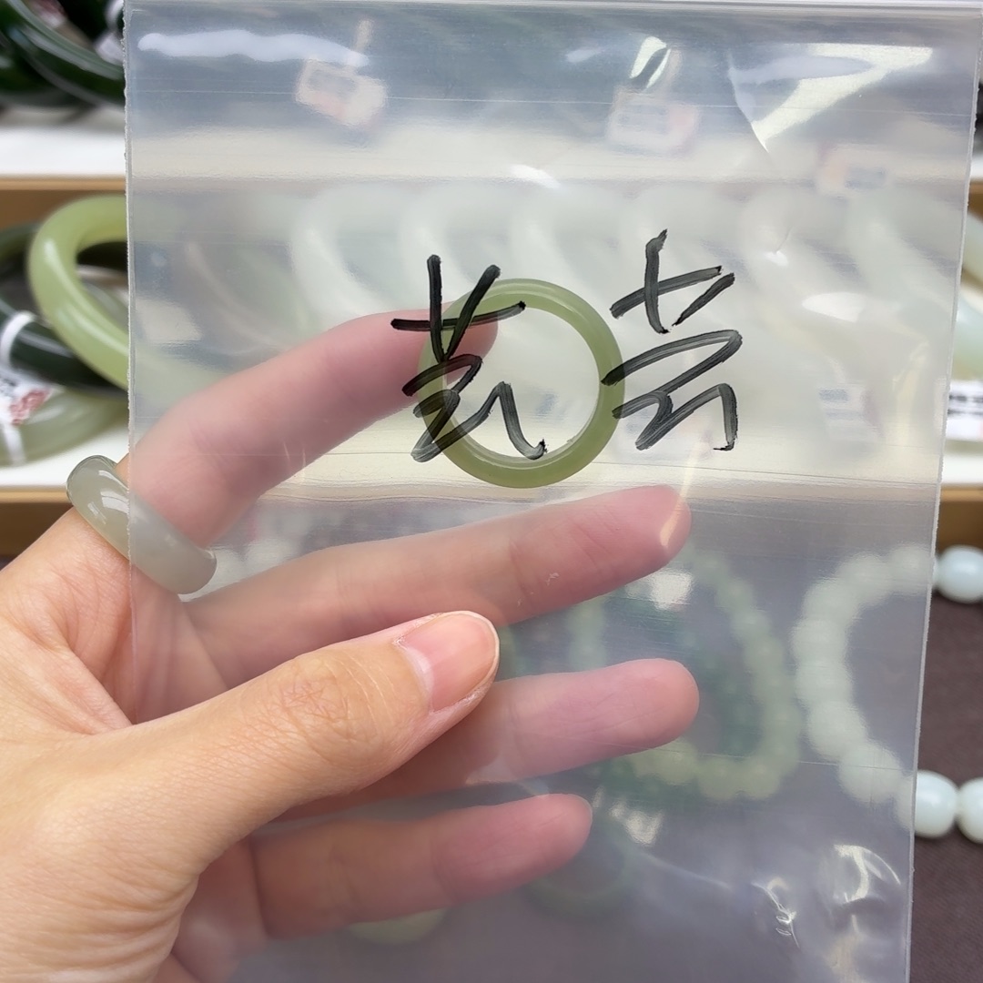 芸***芸和田玉未镶嵌手链