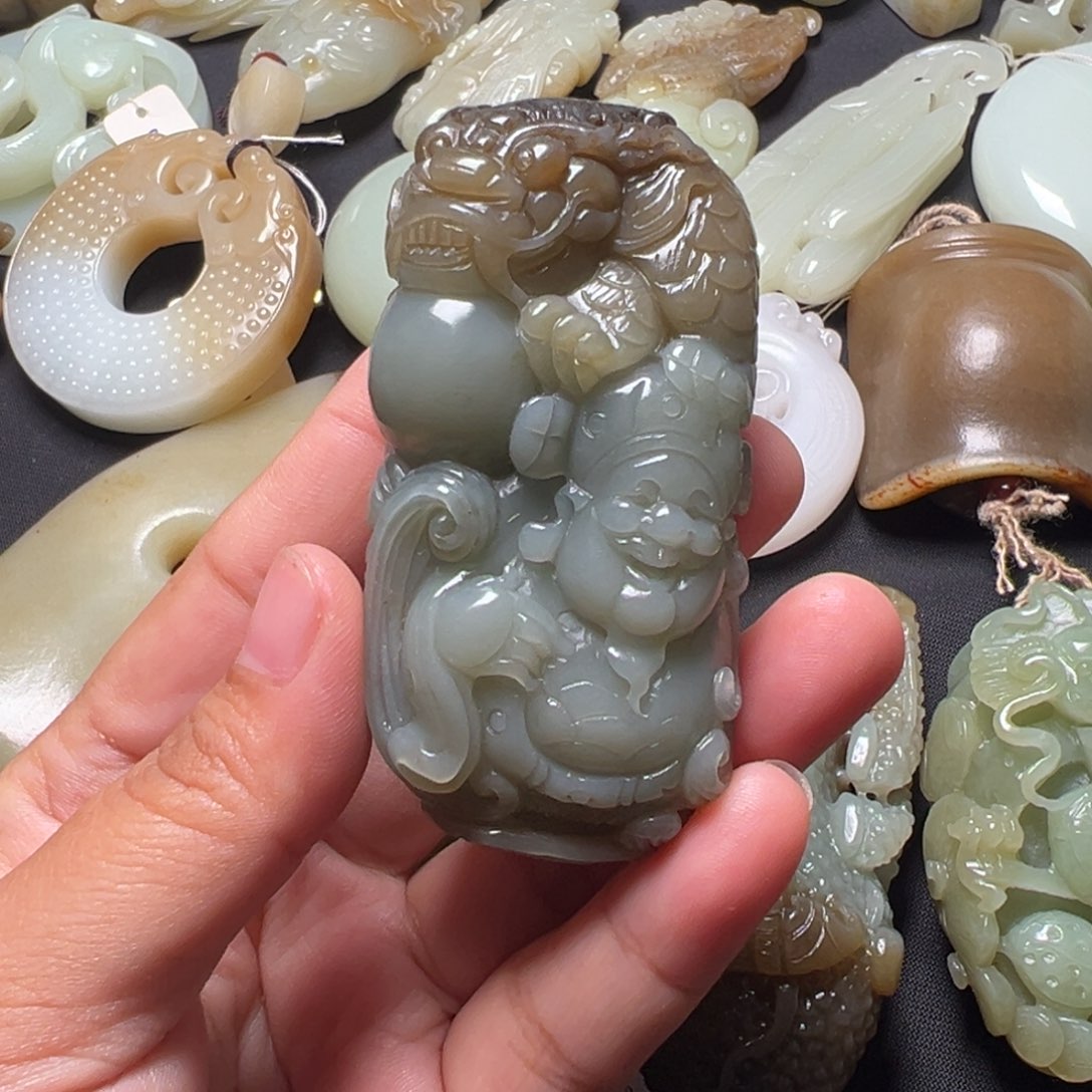 叶***秋和田玉未镶嵌颈饰