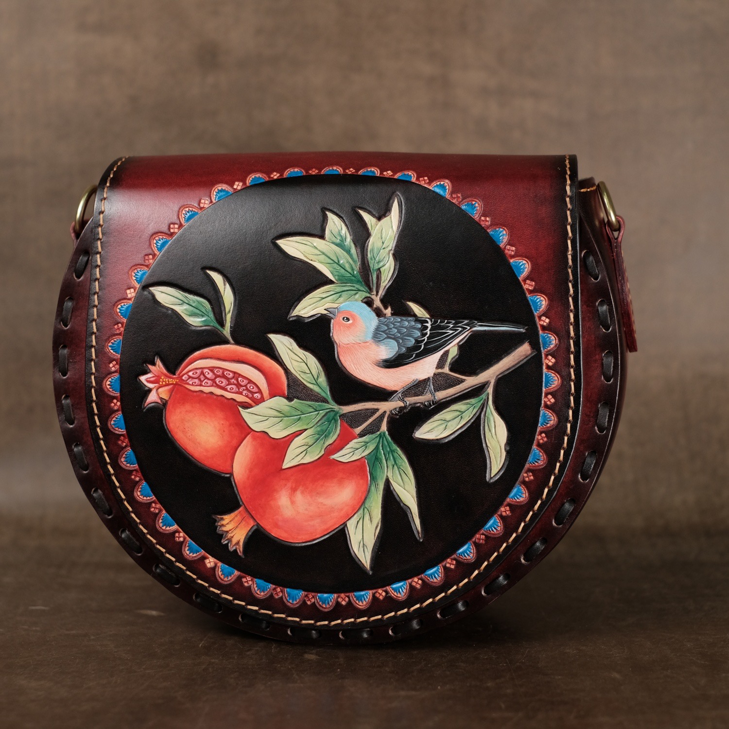 2025秋冬新款【石榴马鞍包】满雕时尚斜挎女包