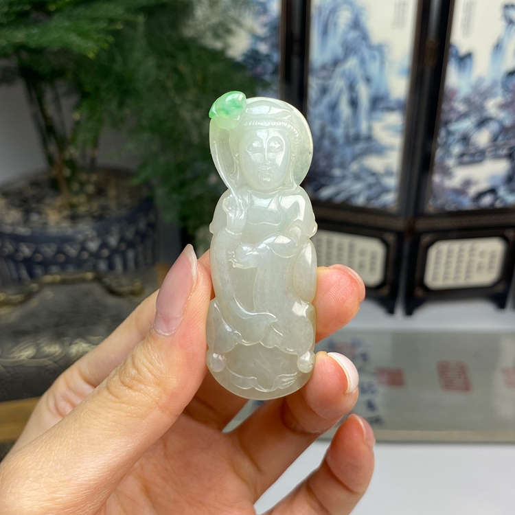 飘绿沁色观音挂件吊坠 天然翡翠A货 