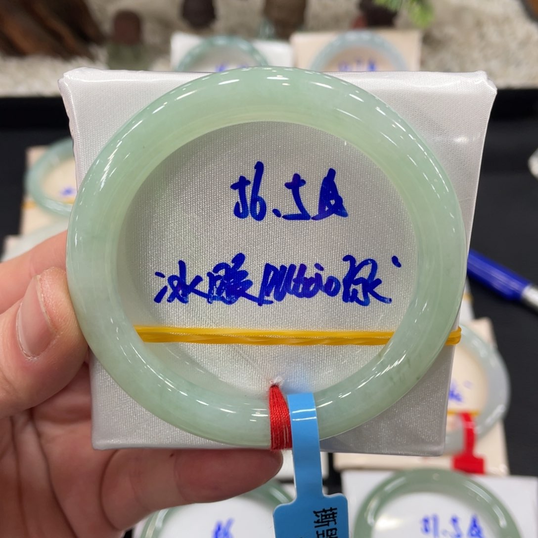 翡翠手镯未镶嵌翡翠