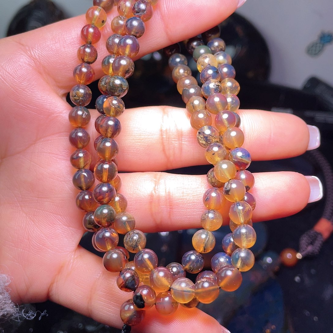 琥珀裸石未镶嵌？