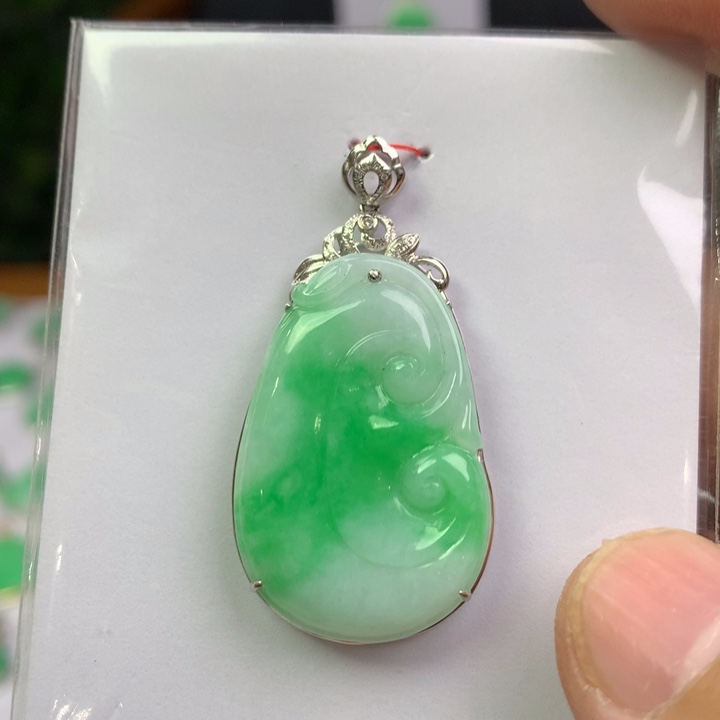 翡翠18K金镶嵌颈饰