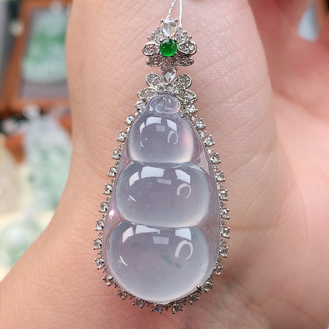 颈饰18K金镶嵌翡翠豆子