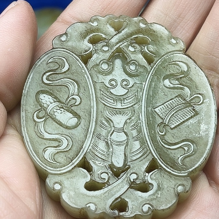 乡***勤和田玉（青白玉）未镶嵌颈饰