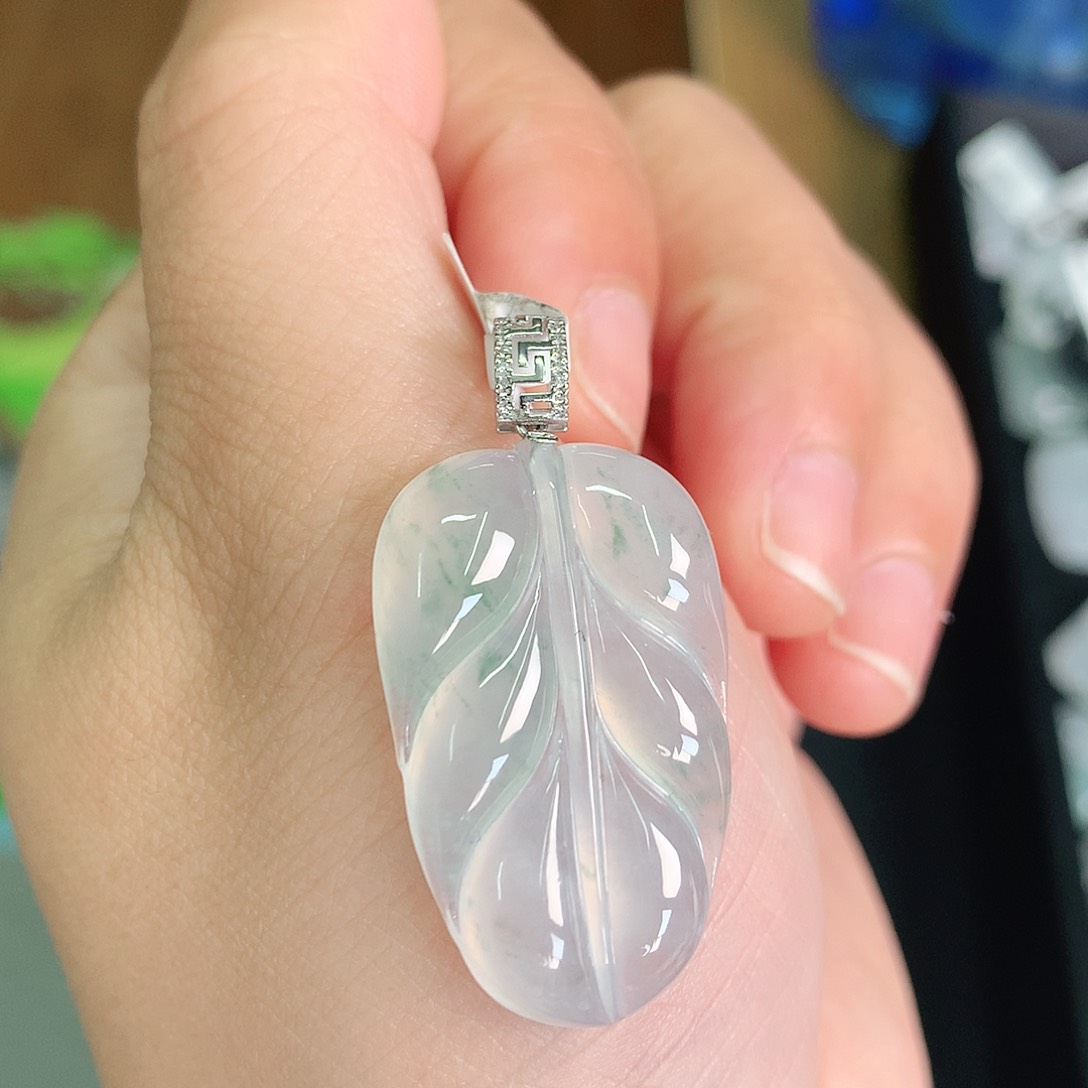 翡翠颈饰18K金镶嵌高冰飘绿叶子31*19*5.6