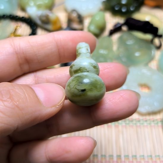 圆***梦蛇纹石玉未镶嵌颈饰