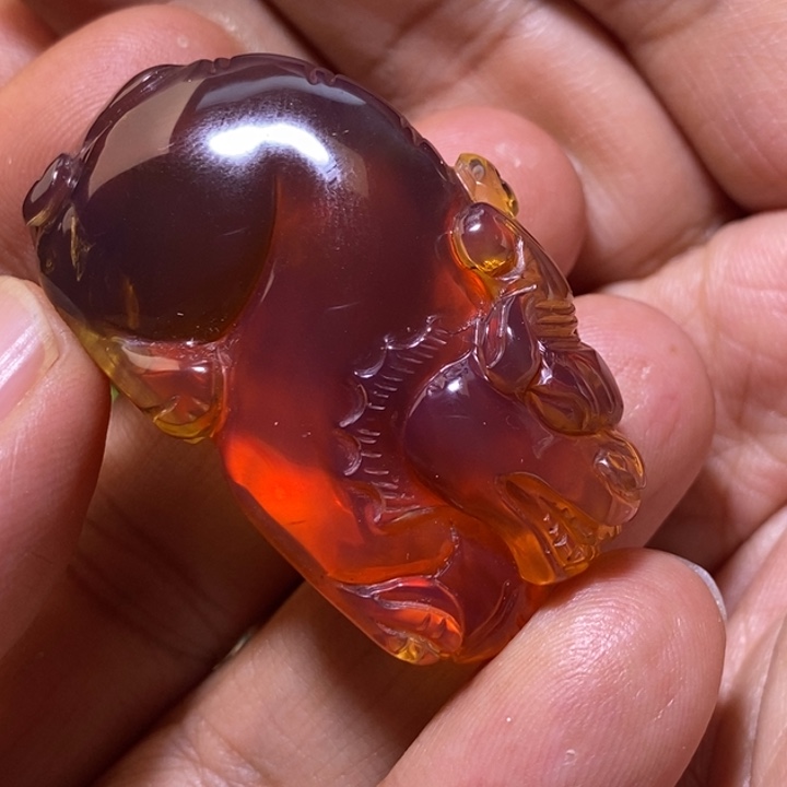 琥珀裸石未镶嵌配饰