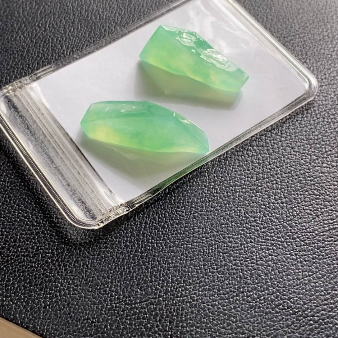 定制翡翠未镶嵌两件 冰甜绿随形
