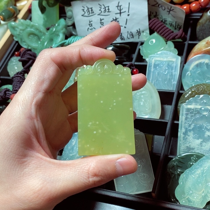 蛇纹石玉颈饰未镶嵌