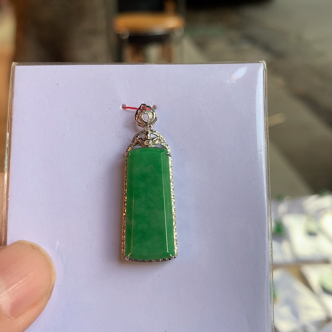 翡翠18K金镶嵌颈饰无事牌