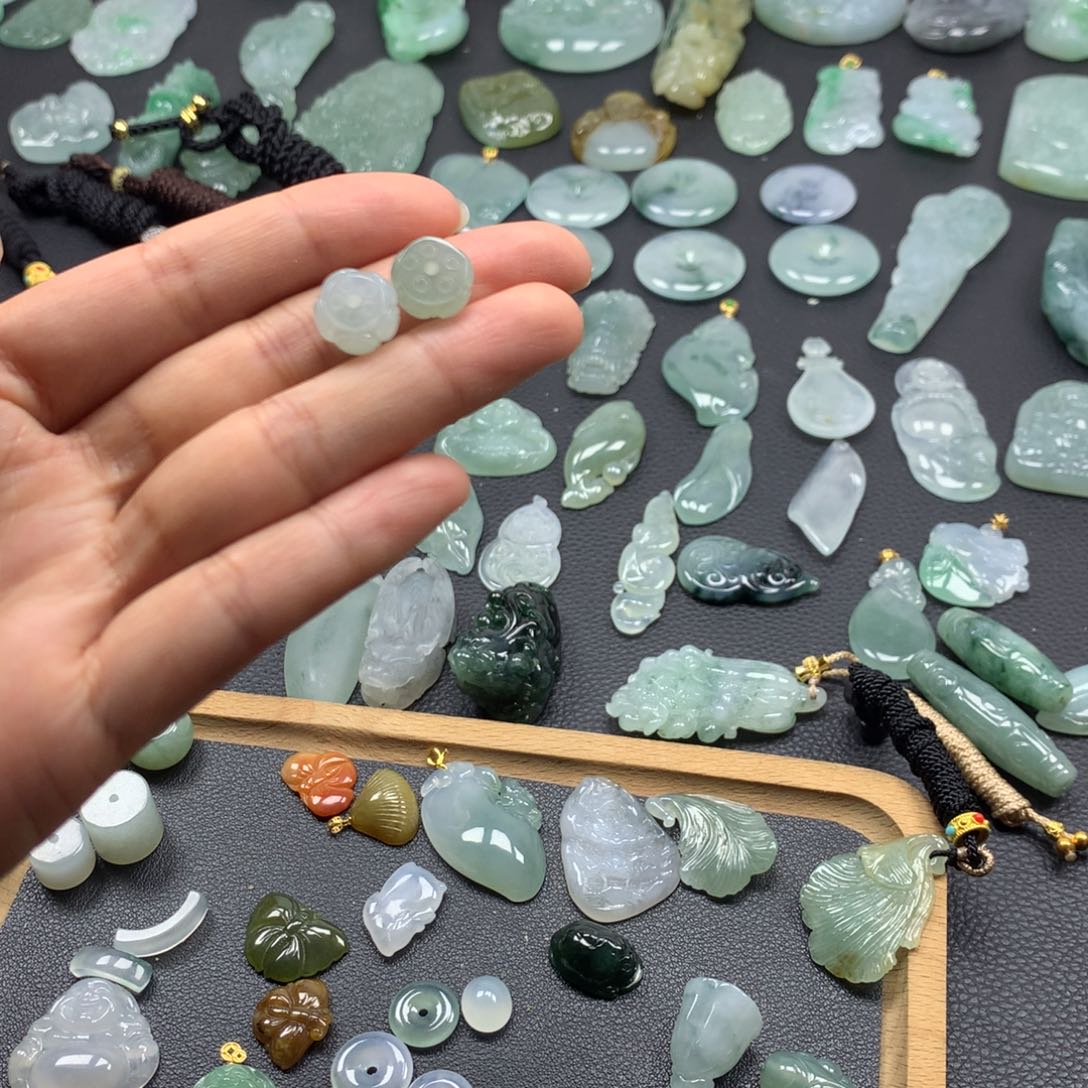 翡翠颈饰未镶嵌莲花珠