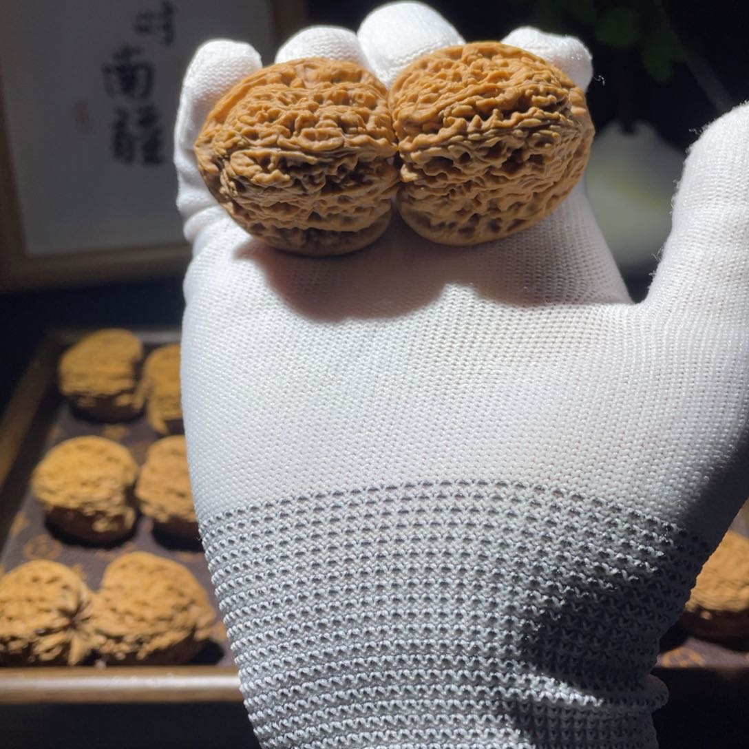 文玩核桃吊坠O****x核桃