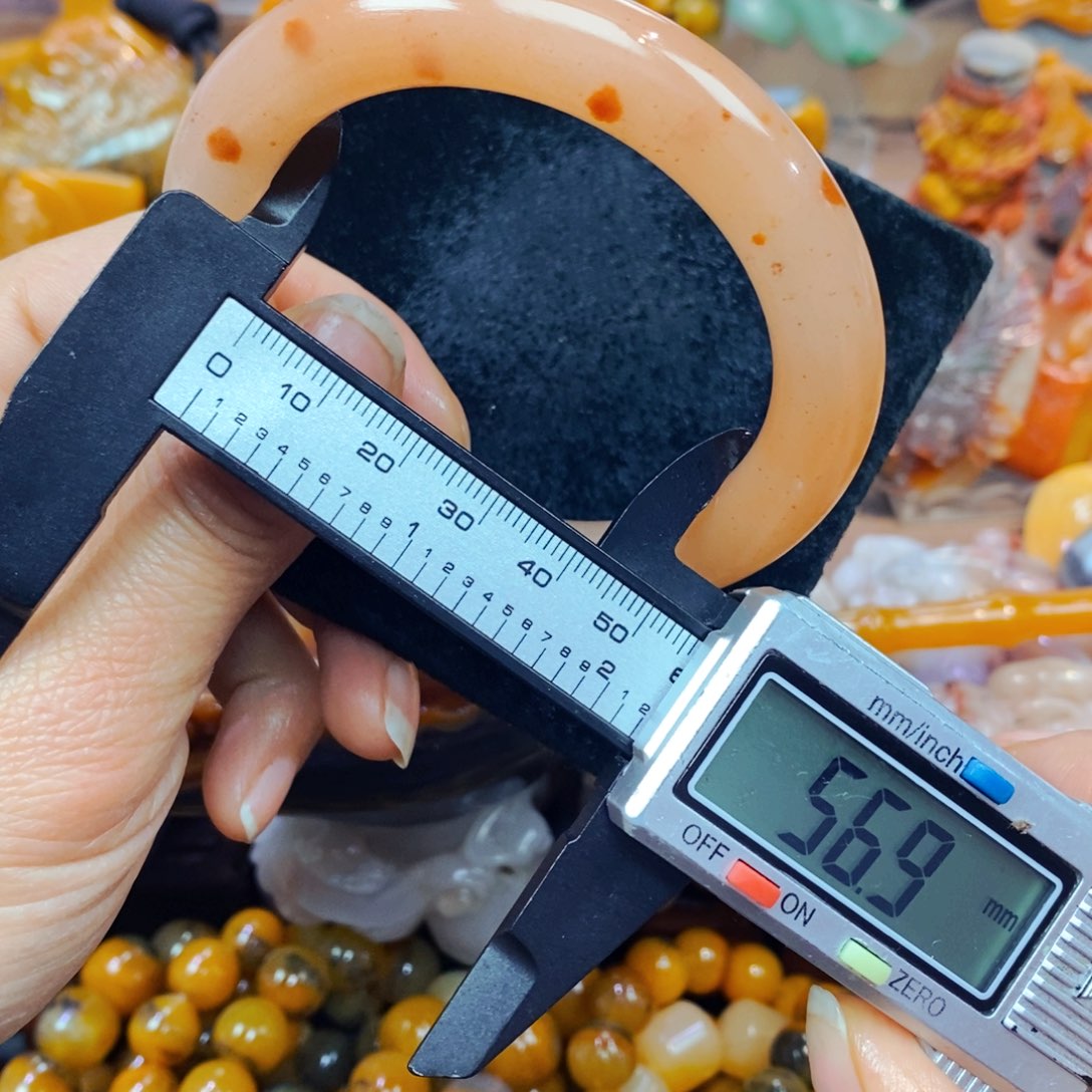 未镶嵌石英质玉（黄龙玉）颈饰