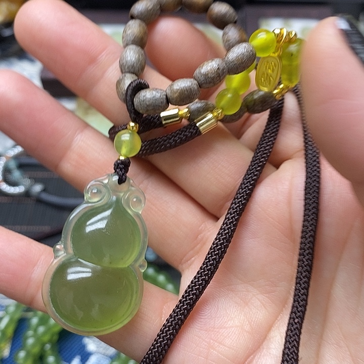 蛇纹石玉未镶嵌颈饰