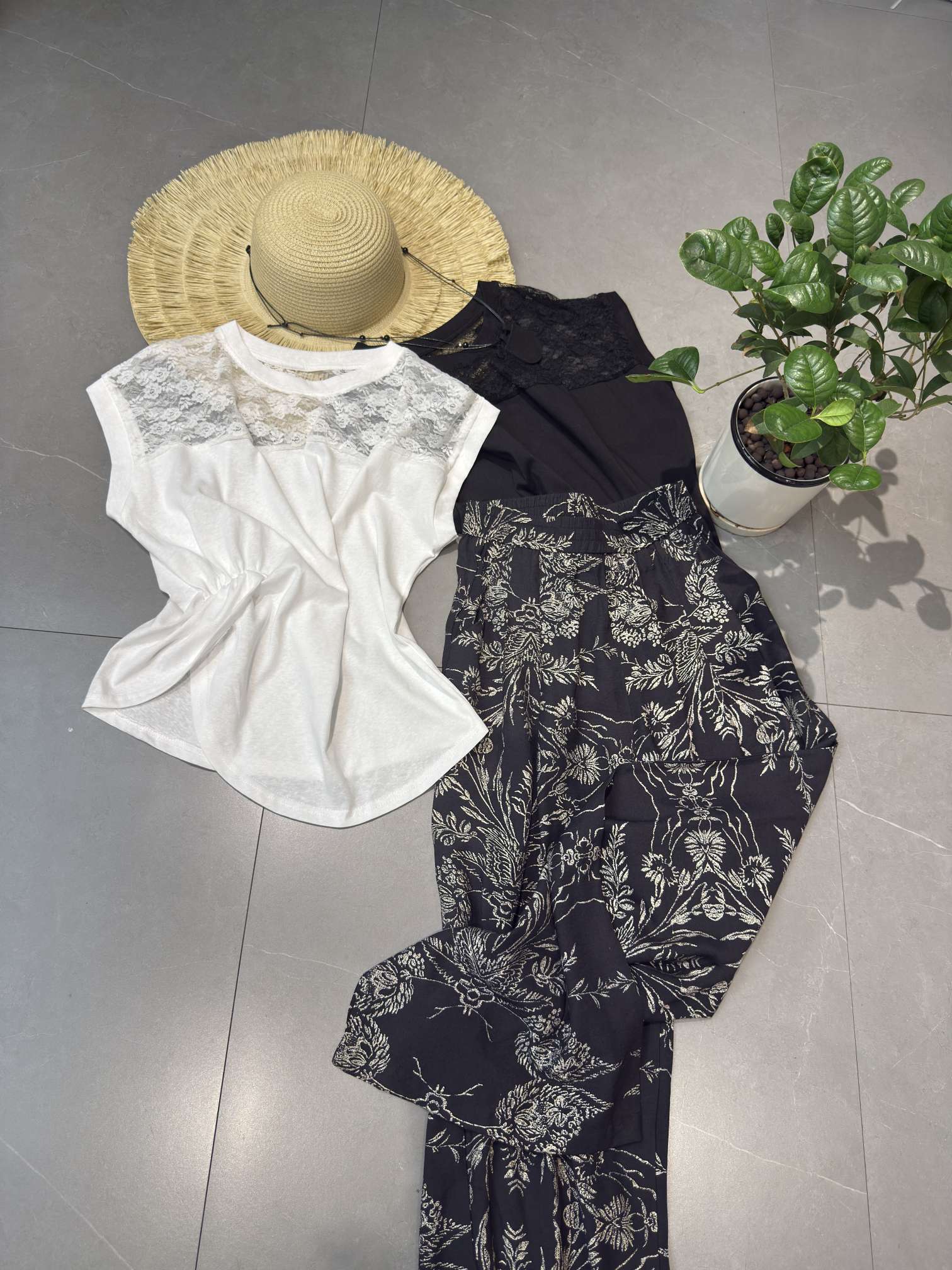 【爱丽粉丝】2025夏季新款韩版设计感镂空蕾丝拼接短袖T恤ALS-1066