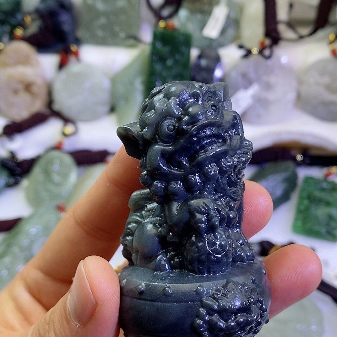 和田玉（糖玉）颈饰足铂镶嵌