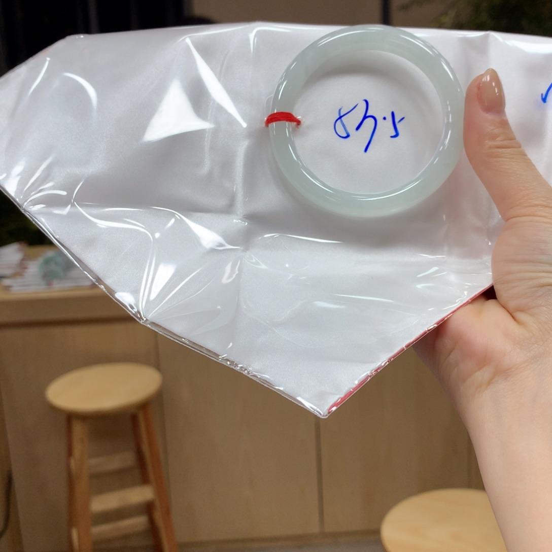 翡翠手镯未镶嵌不退不换