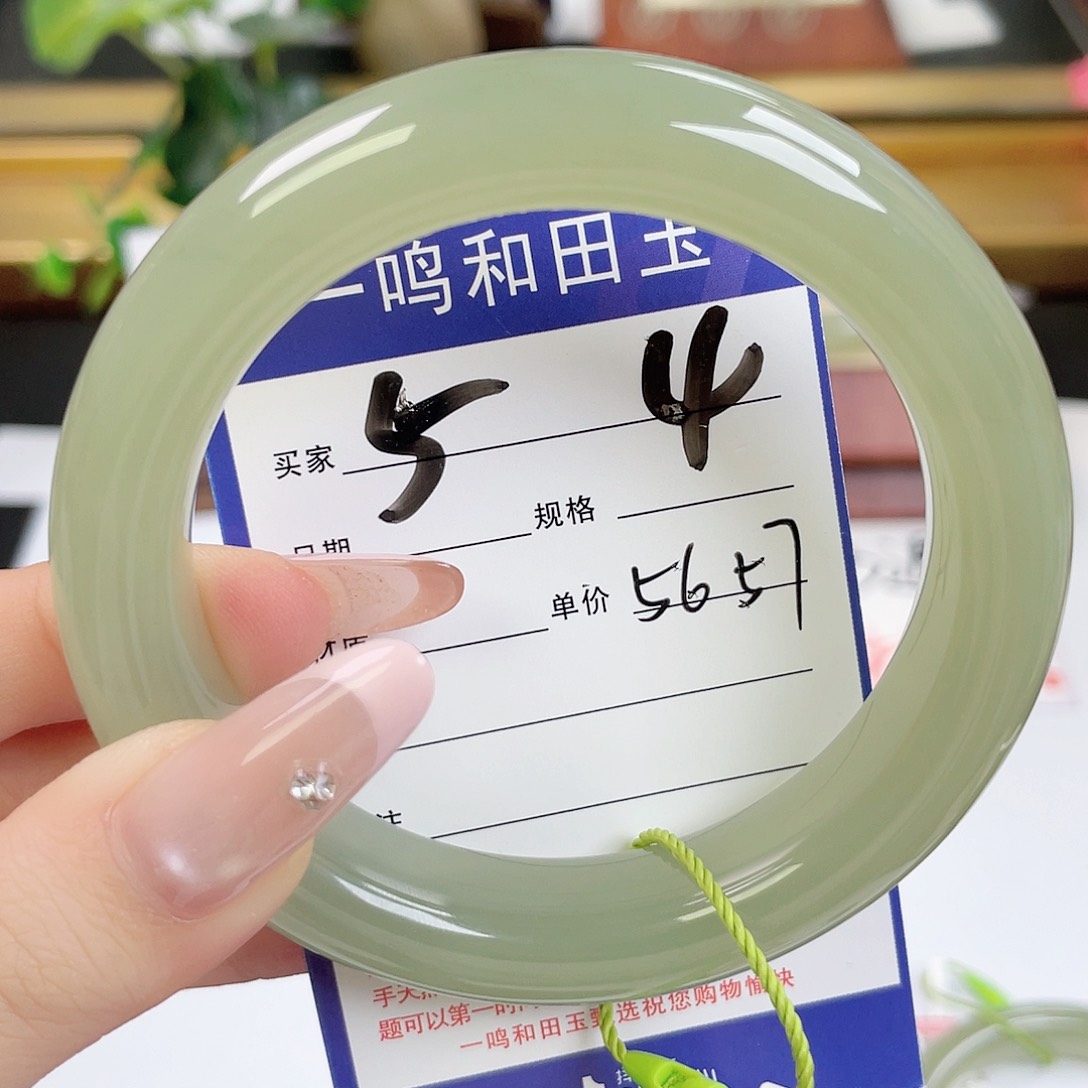和田玉手镯未镶嵌安*。
