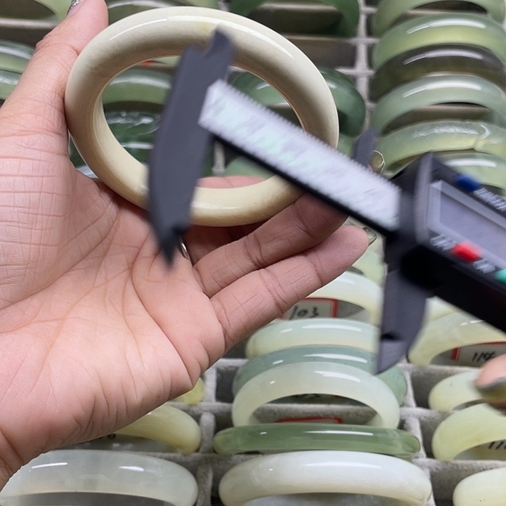 蛇纹石玉未镶嵌手镯90