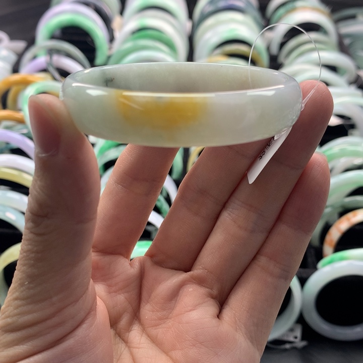 翡翠手镯未镶嵌翡翠