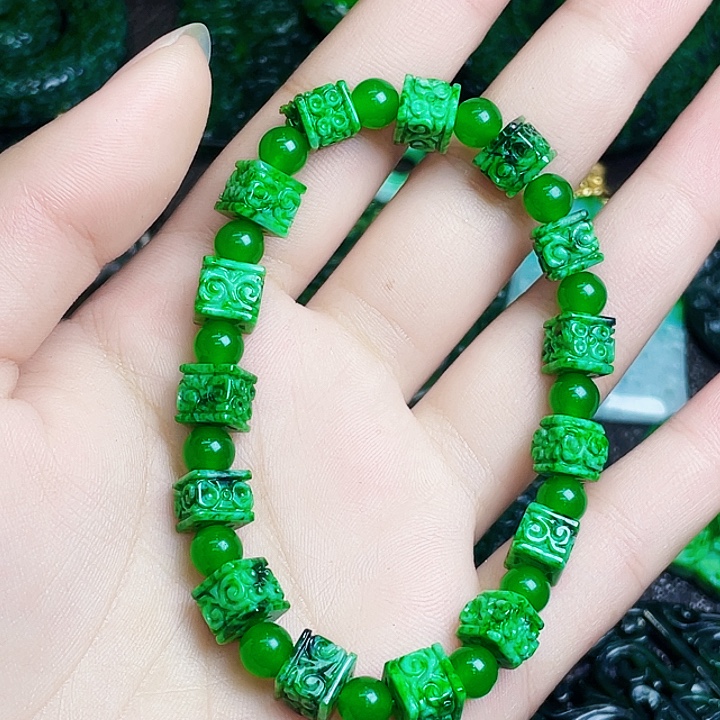 翡翠未镶嵌颈饰多样性