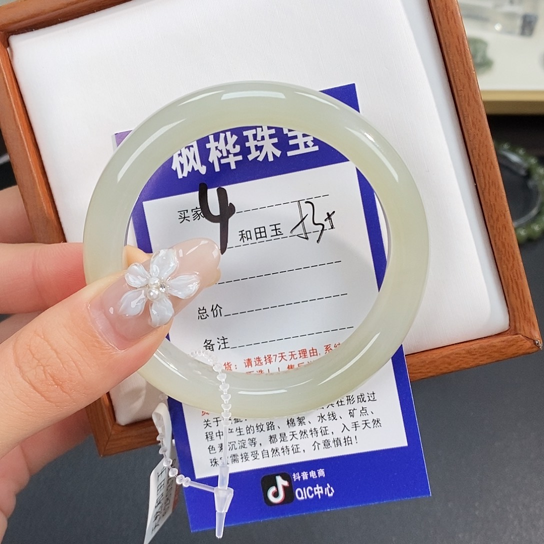 和田玉未镶嵌手镯