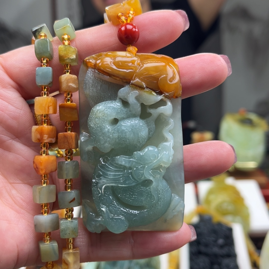 蛇纹石玉未镶嵌颈饰挂件