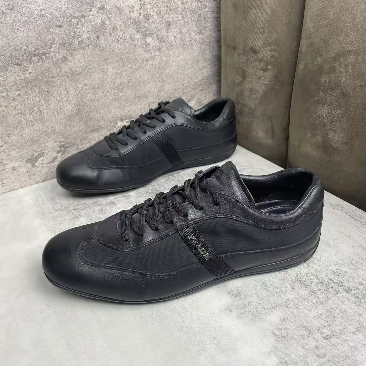 95新 Prada/普拉达 黑色皮革尼龙拼接侧翼银标logo板鞋/42码