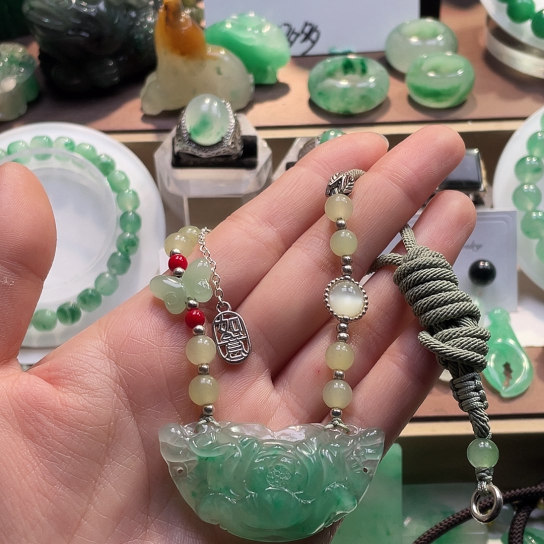 石英质玉未镶嵌吊坠