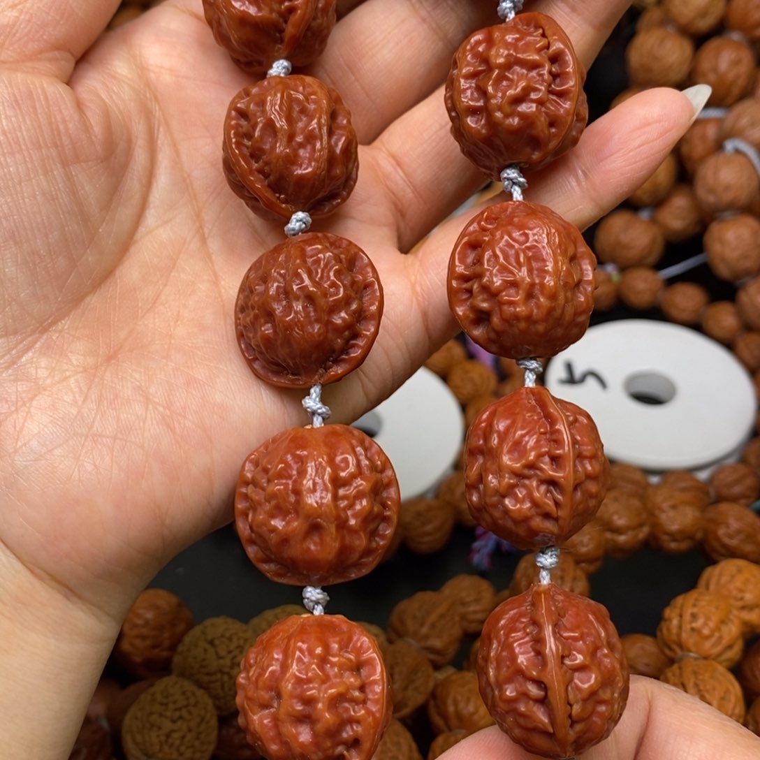 桃核手串红官帽，