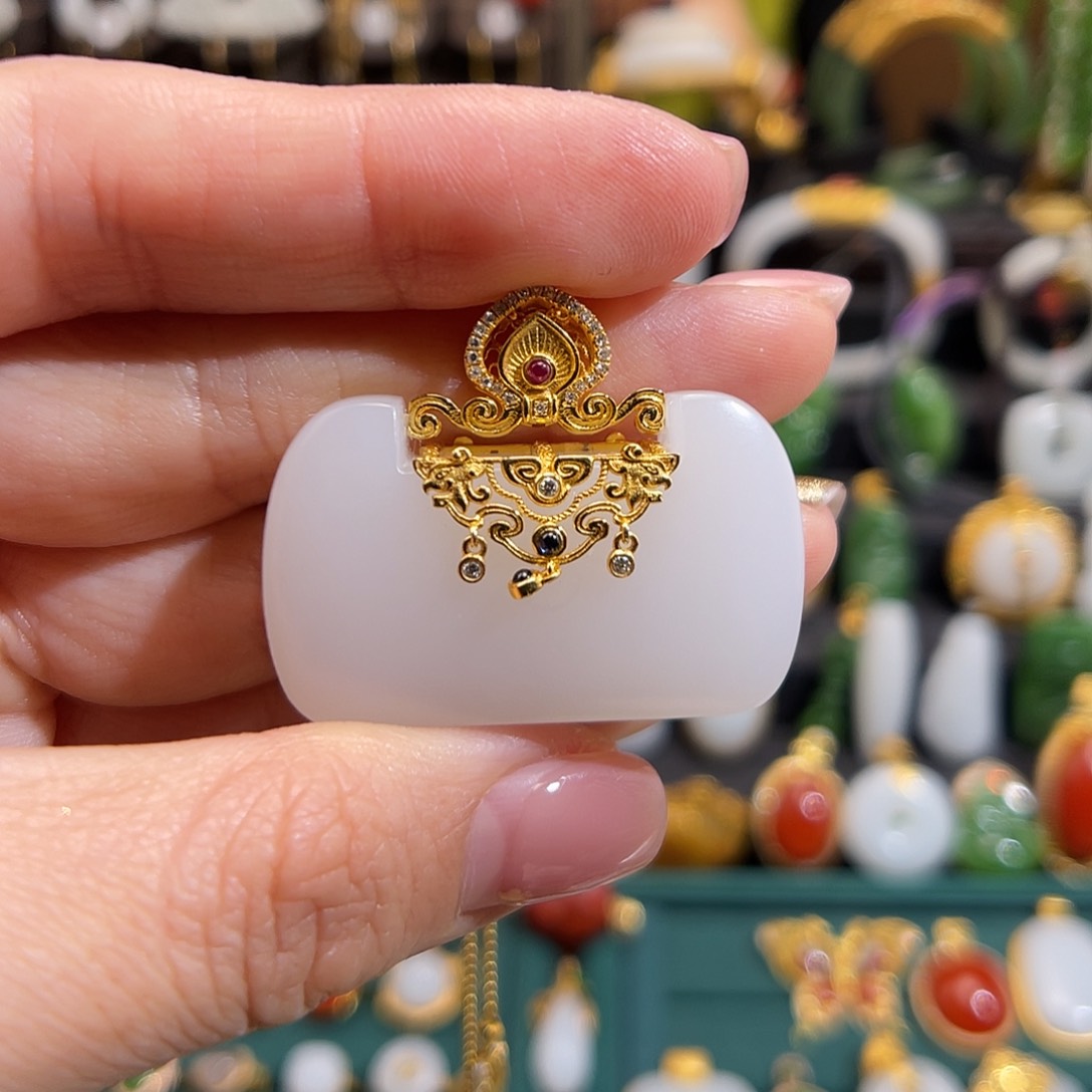 和田玉挂件18K金镶嵌谷*肉