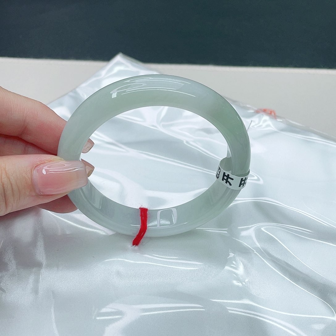 翡翠手镯未镶嵌正57