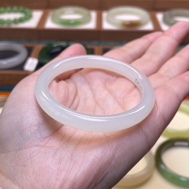 和田玉手镯未镶嵌51