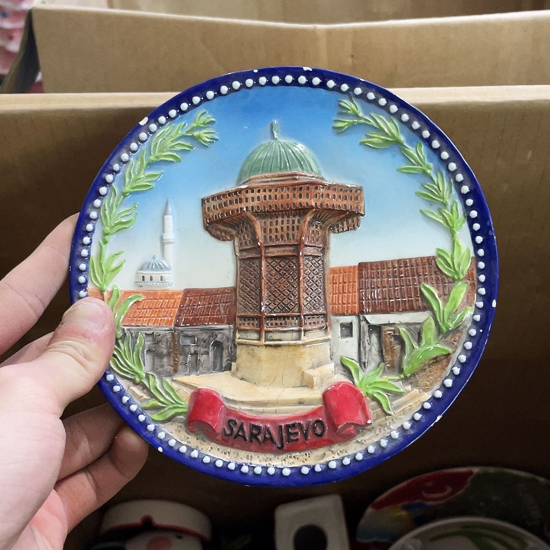 摆件   磕碰。封釉。    