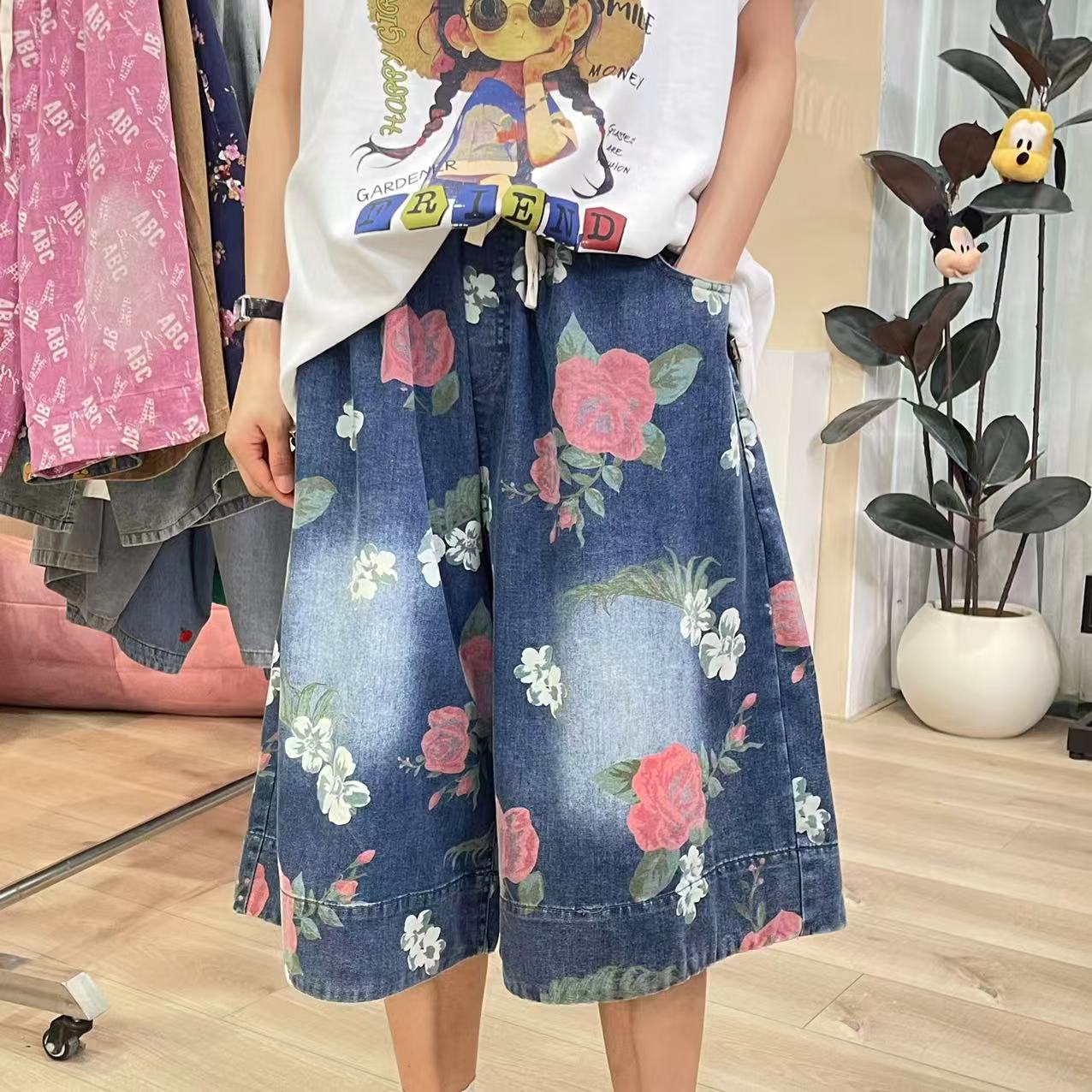 561牛仔印玫瑰花大版六分中裤女