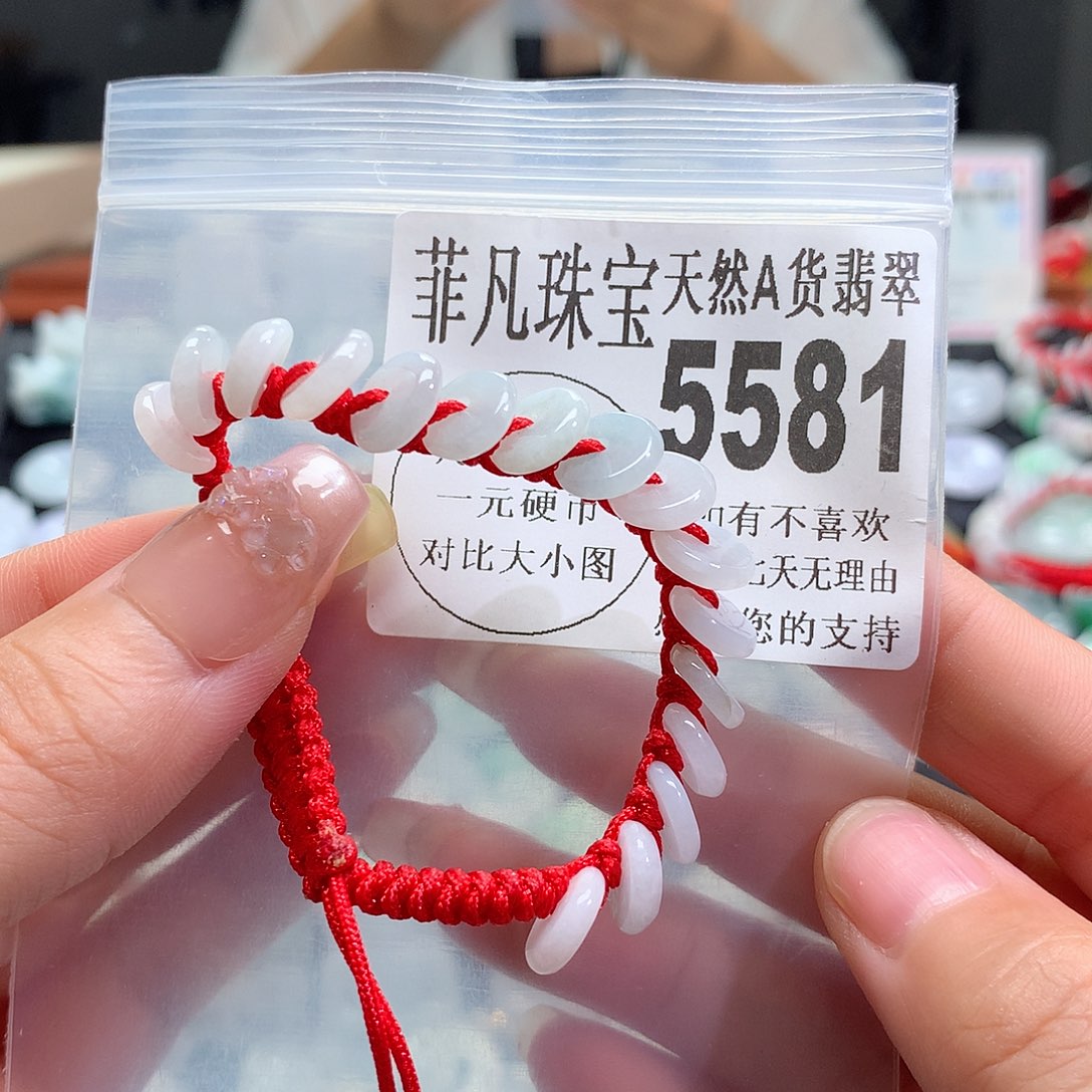 翡翠挂件未镶嵌，